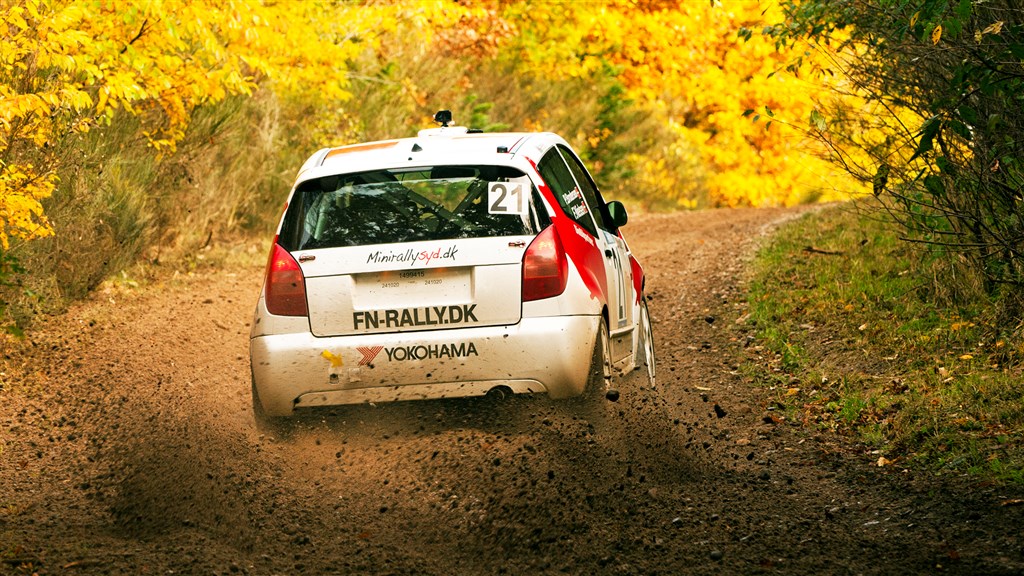 Frank Nielsen og Per Brodersen var inspireret af de gyldne farver i skoven, og kørte en klassesejr hjem i Djurs Rally.
(Foto: rallypics.dk – Viggo Johansen)